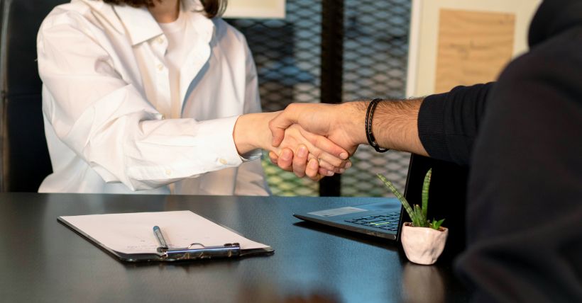 What to Expect at Your First Meeting With a Listing Agent